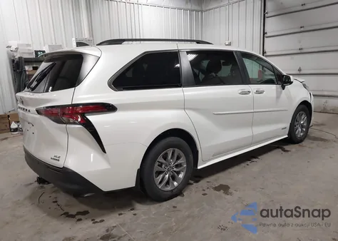 2021 Toyota Sienna Xle z USA, uszkodzony, nr VIN 5TDJRKEC8MS051936